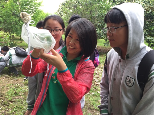 1572418807120525.jpg 图2、老师带着学生进行蝴蝶幼虫观测.jpg