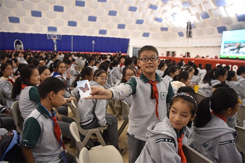 1572418814549654.jpg 图3、专家来我校进行蝴蝶方面的讲座.JPG