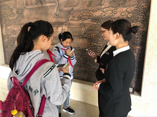 1572418820278796.jpg 图4、在牛首山采访工作人员.jpg