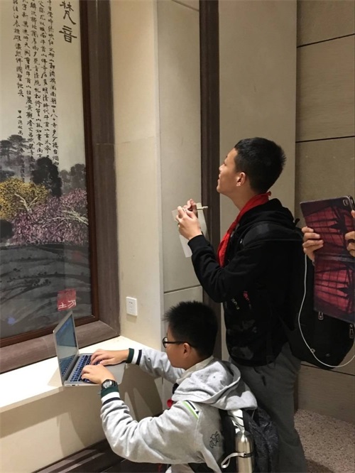 1572418825808102.jpg 图5、在牛首山边研究边记录.jpg