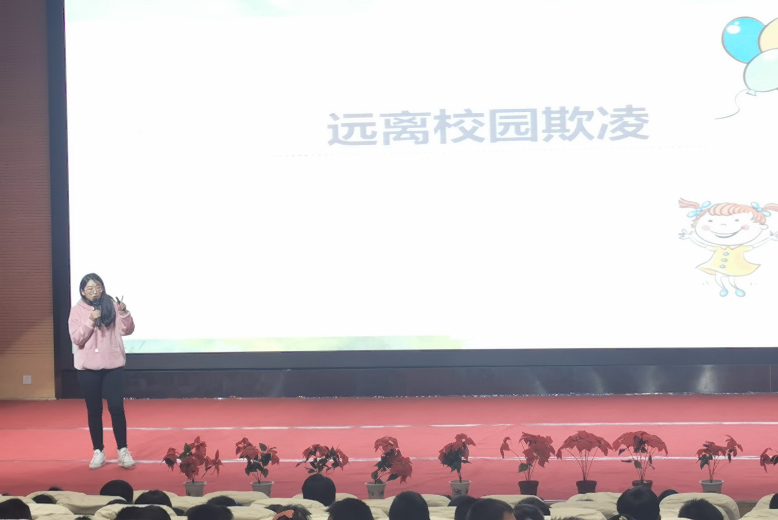 1吴齐老师做校园欺凌主题讲座.jpg