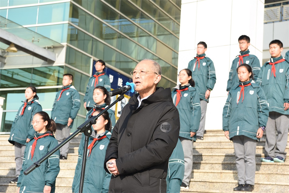 3江苏省社会科学院研究员，江苏省中国近现代史学会副会长、侵华日军南京大屠杀史研究会副会长孙宅巍教授做主题演讲.JPG