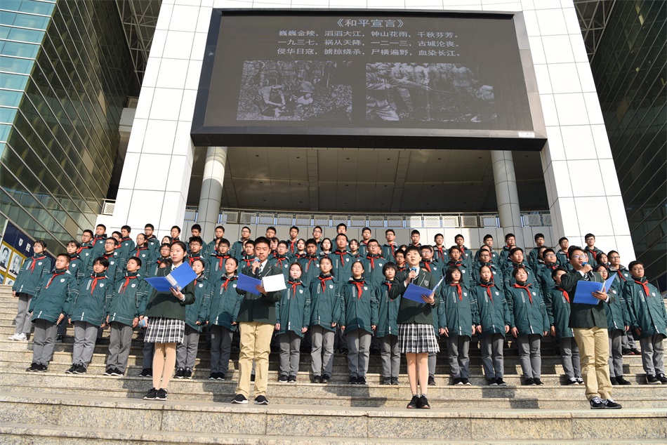 4-82名学生代表齐诵《和平宣言》.JPG