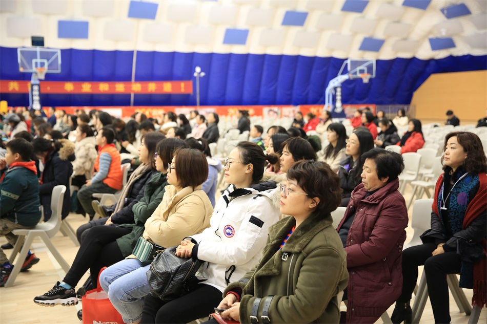 6两百多名家长受邀参加讲座.JPG