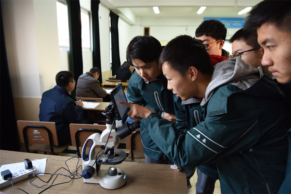 15.物理课上学生专注观察布显微镜下的朗运动.JPG