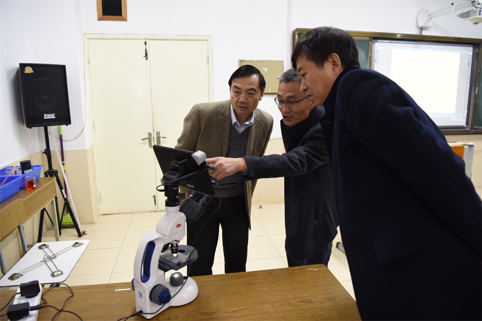 16.两位评委校长在孙伏优老师指导下对布朗运动显微镜展示进行观察.JPG