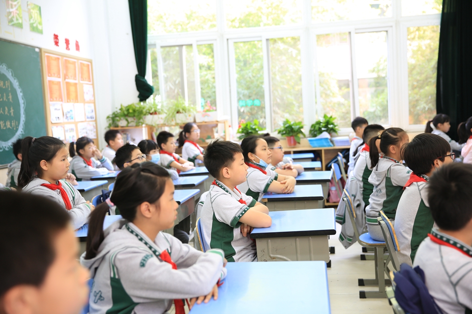7.认真聆听校长讲话.JPG