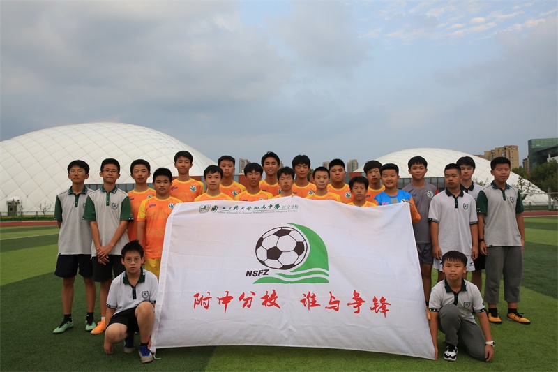 2020届初中足球队员合影.jpg