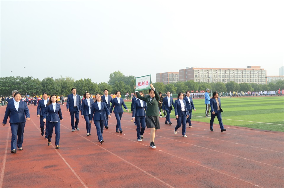 图片四（裁判员老师们正昂首阔步走来）.JPG