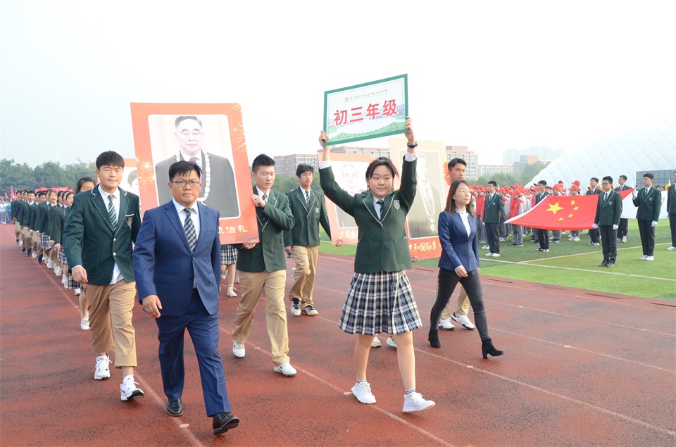 图片八（初三年级带着英雄的照片来啦！）.JPG