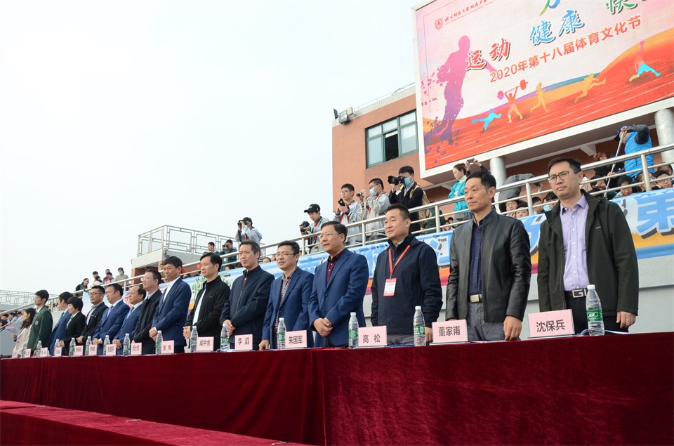 图片十三1（校领导们认真观看）.JPG