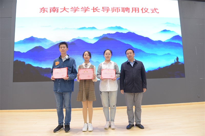 8.校长助理高中部校长为学长导师颁发聘书.JPG