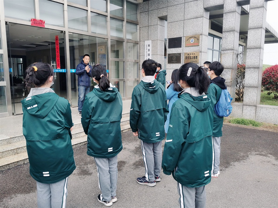 2南京江宁区国家基准气候站的工作人员向同学们介绍基准站的历史.png