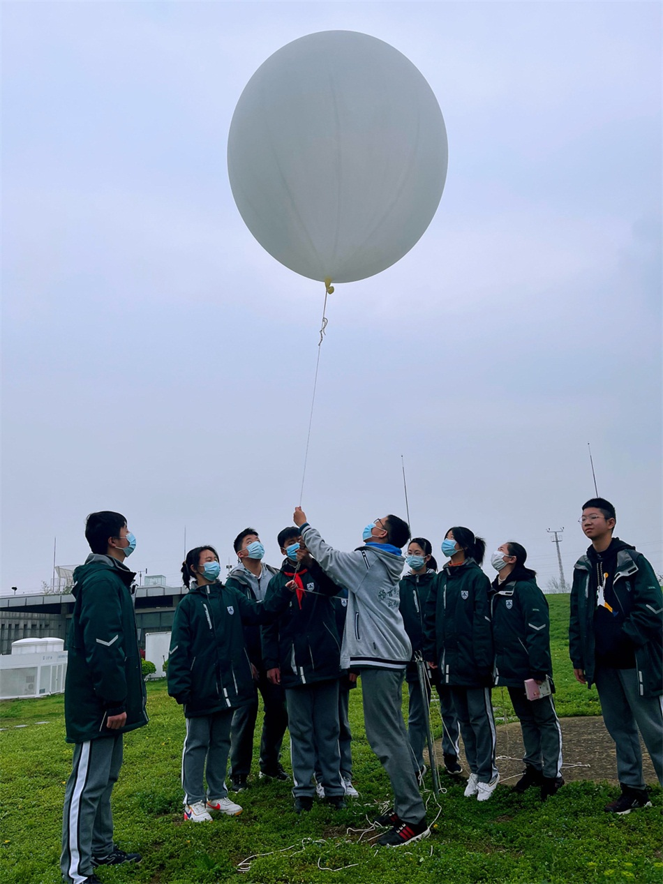 11学生体验放探空气球.png