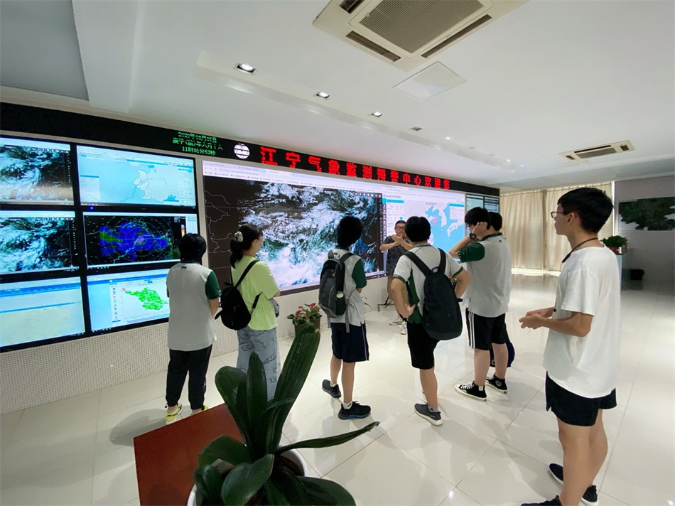 18走进江宁气象监测中心.png