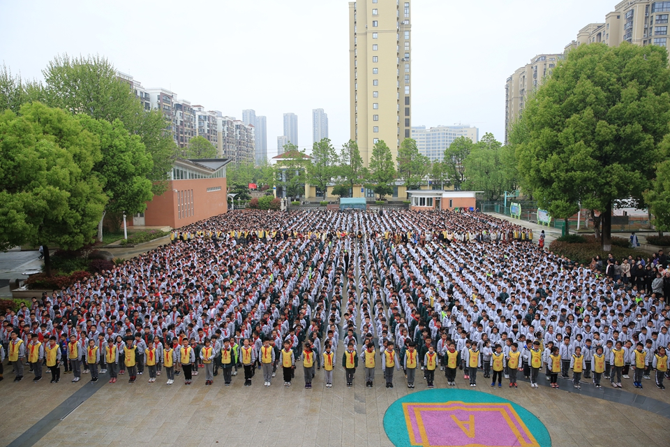 1.全校师生齐聚升旗广场.JPG