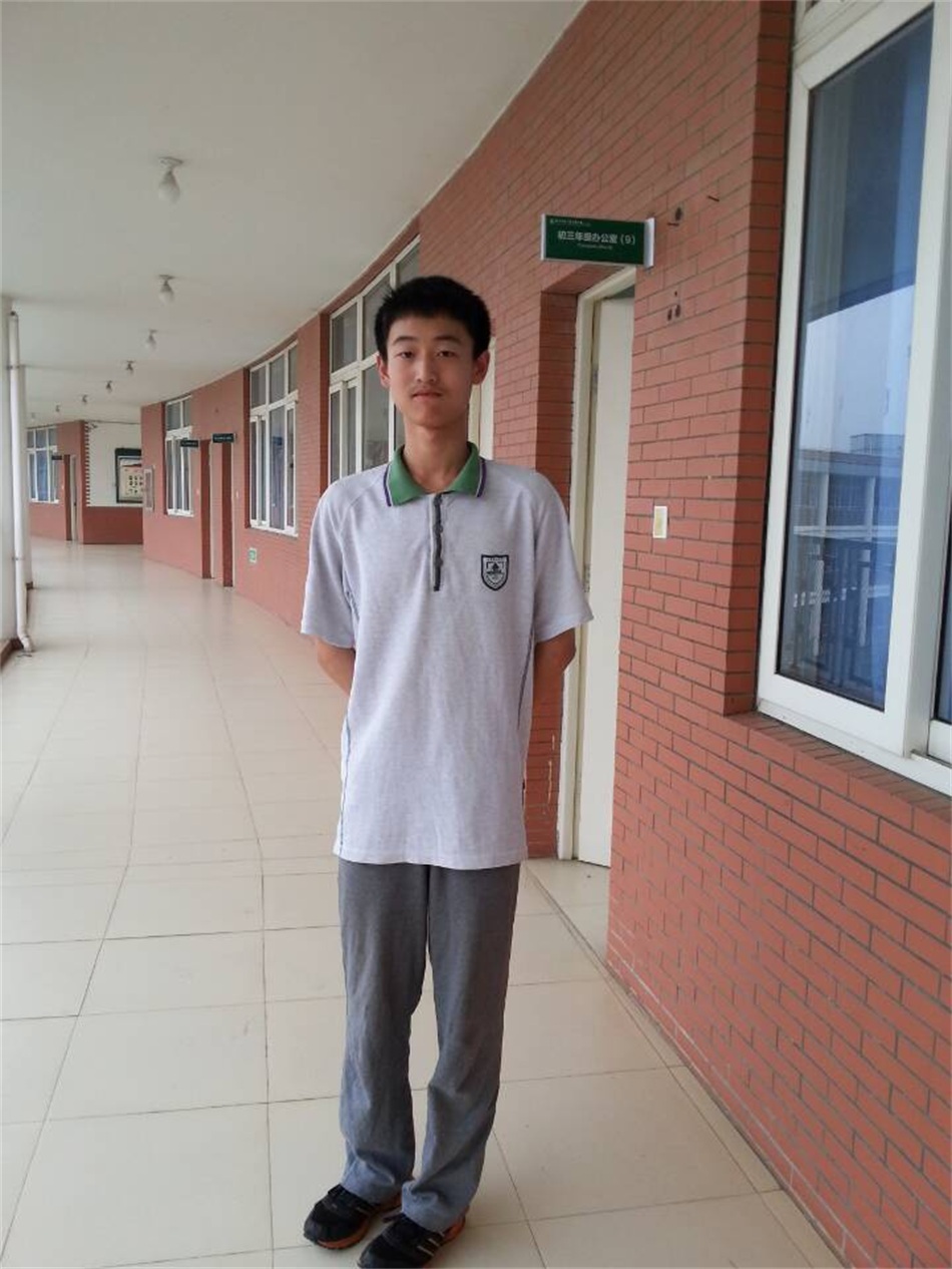 2015年中考江宁区并列第一名获得者：何天龙.jpg