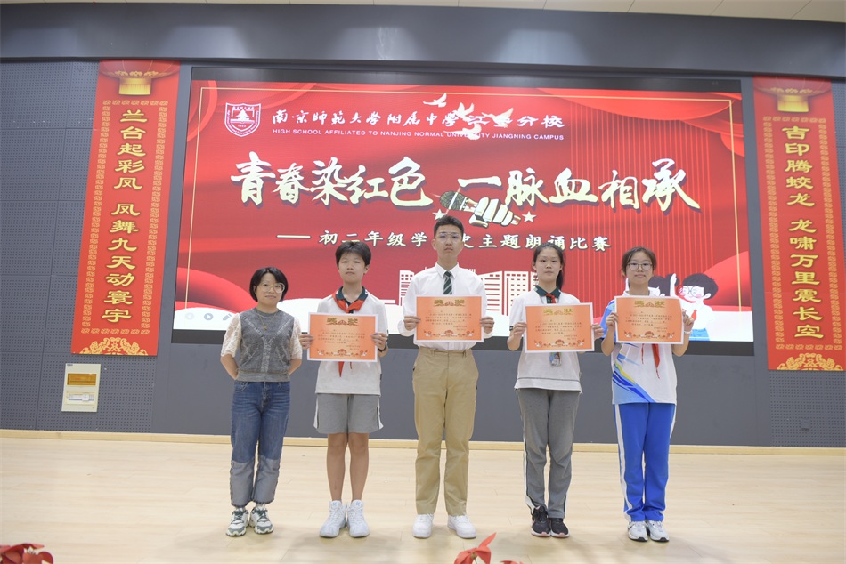李奇老师为学生颁奖.JPG