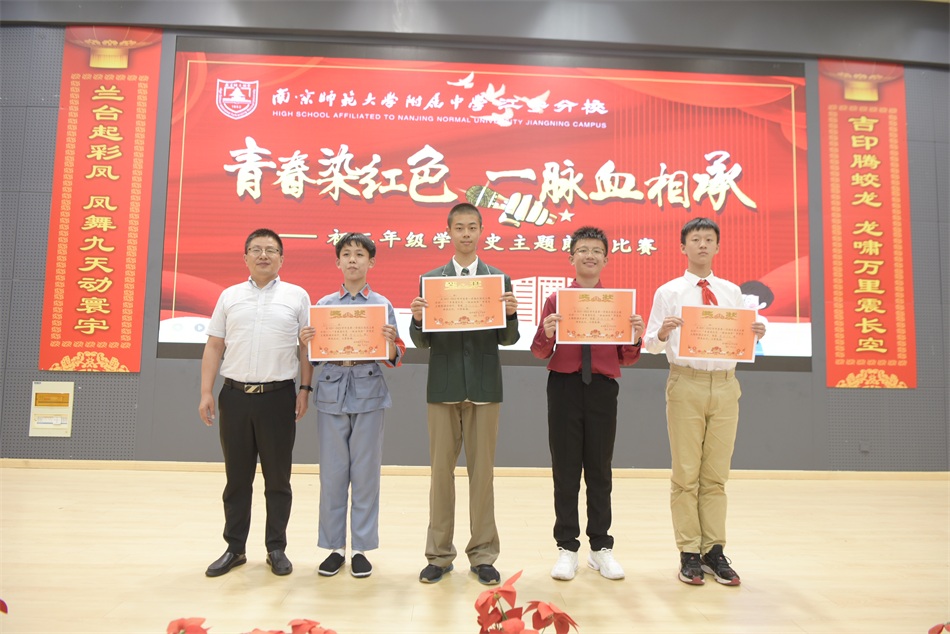 吴寿根主任为学生颁奖.JPG
