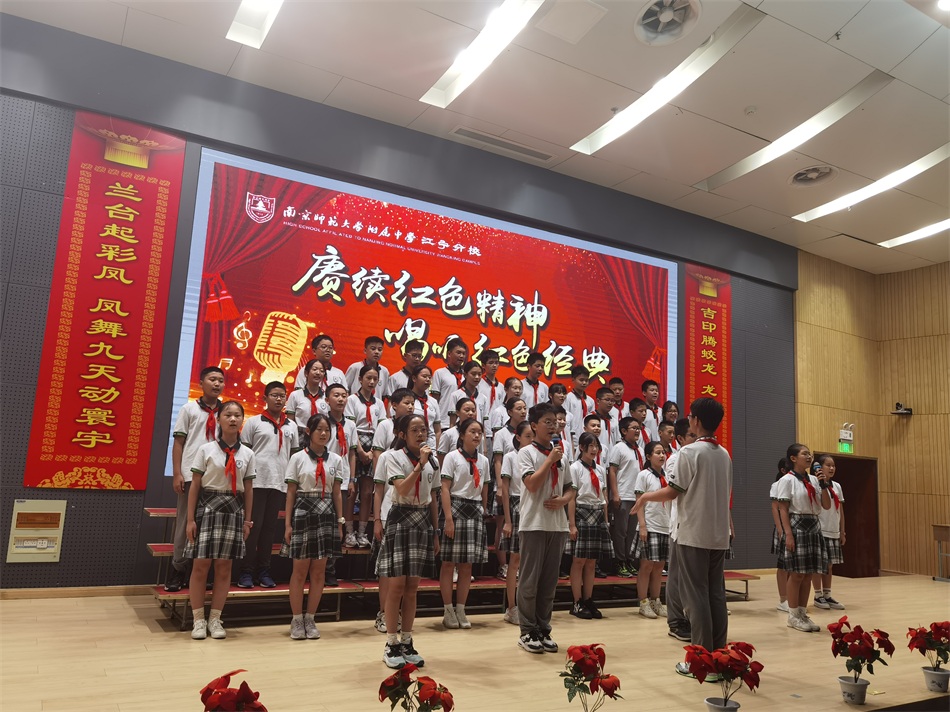 初一2班《闪闪的红星》.jpg
