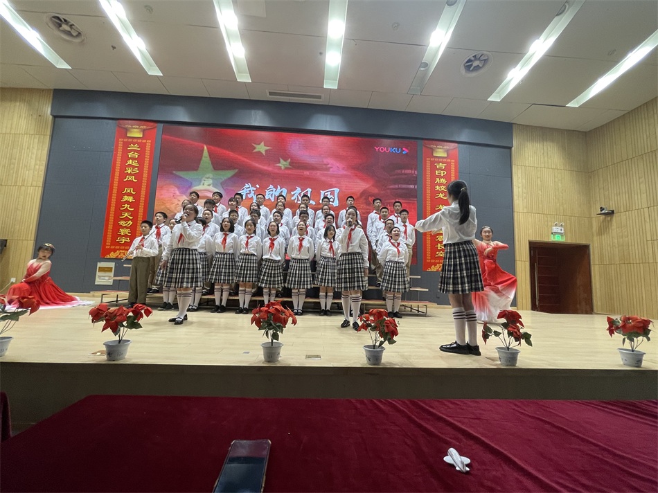 初一4班《我的祖国》.JPG