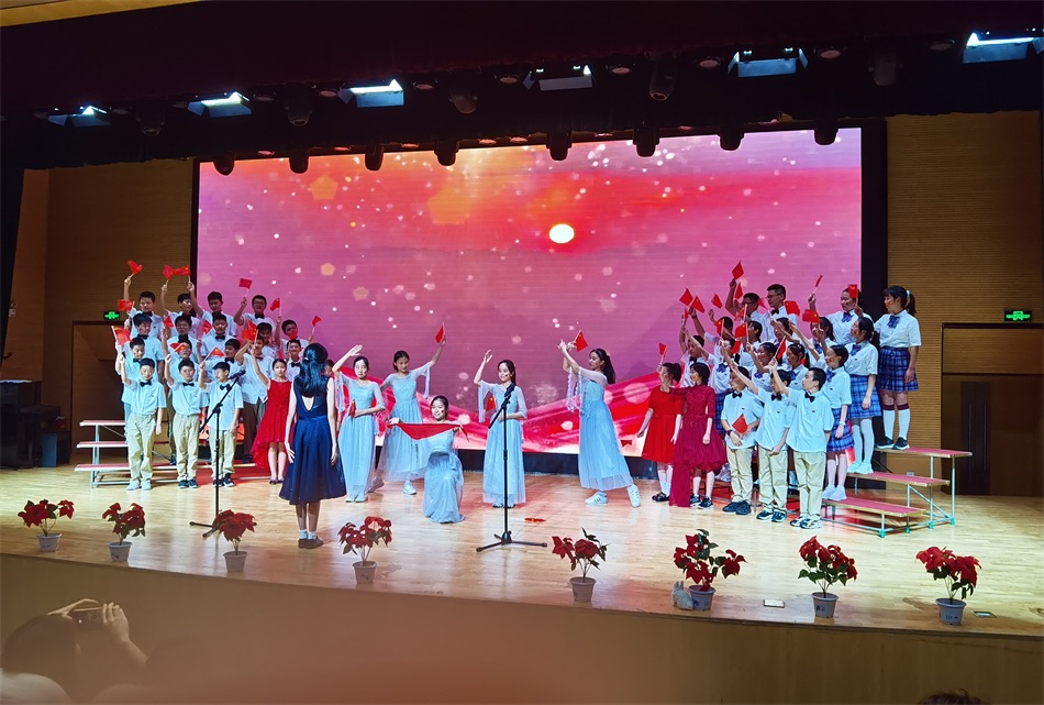 初一8班《今天是你的生日，我的中国》.jpg
