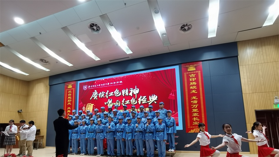 初一12班《打靶归来》.jpg