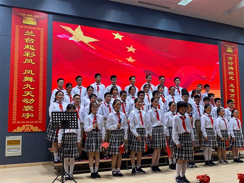 初一17班《我仰望五星红旗》.jpg