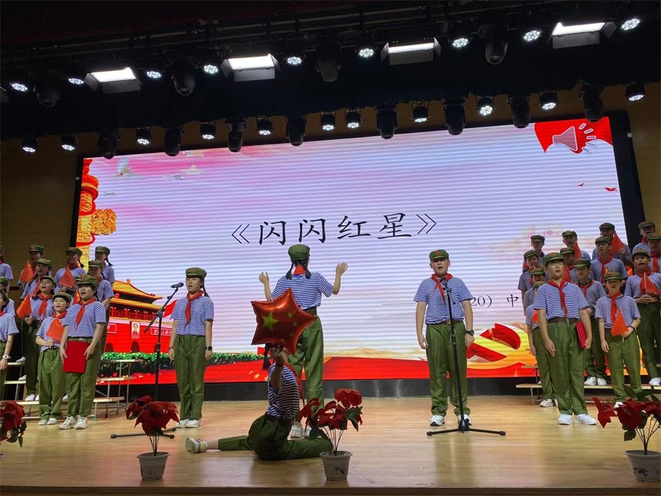 初一20班《闪闪红星》.jpg