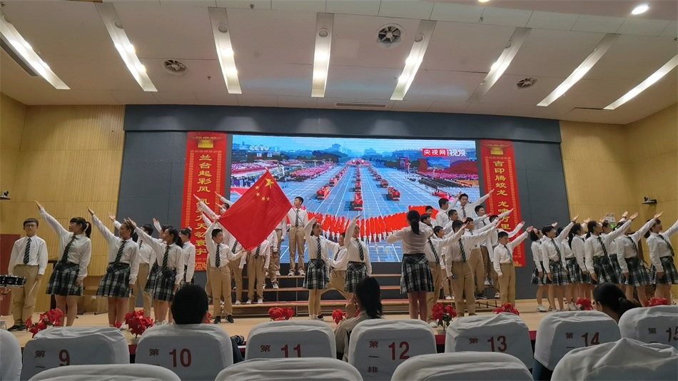 初一21班《共青团员之歌》.jpg