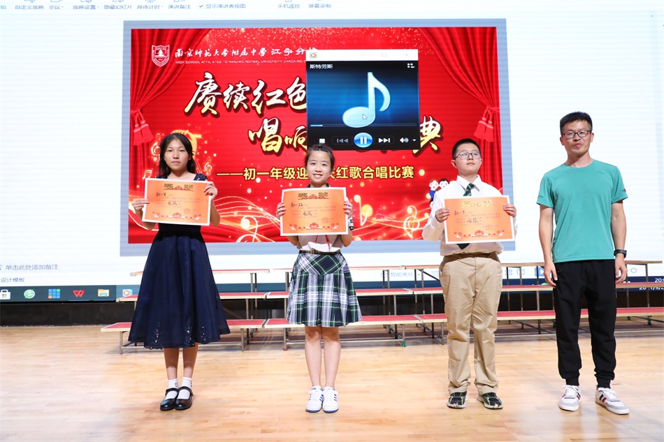 冯锟老师颁奖.JPG