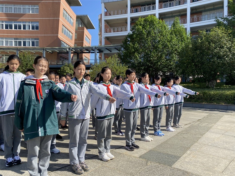 初一2班上午训练照片.jpg