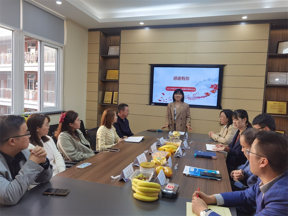 王晓琳老师主持活动.jpg