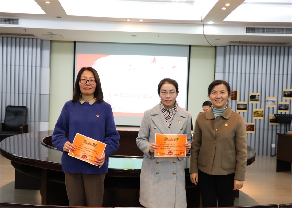 校党委副书记张蜀江同志为获奖党员颁奖.JPG