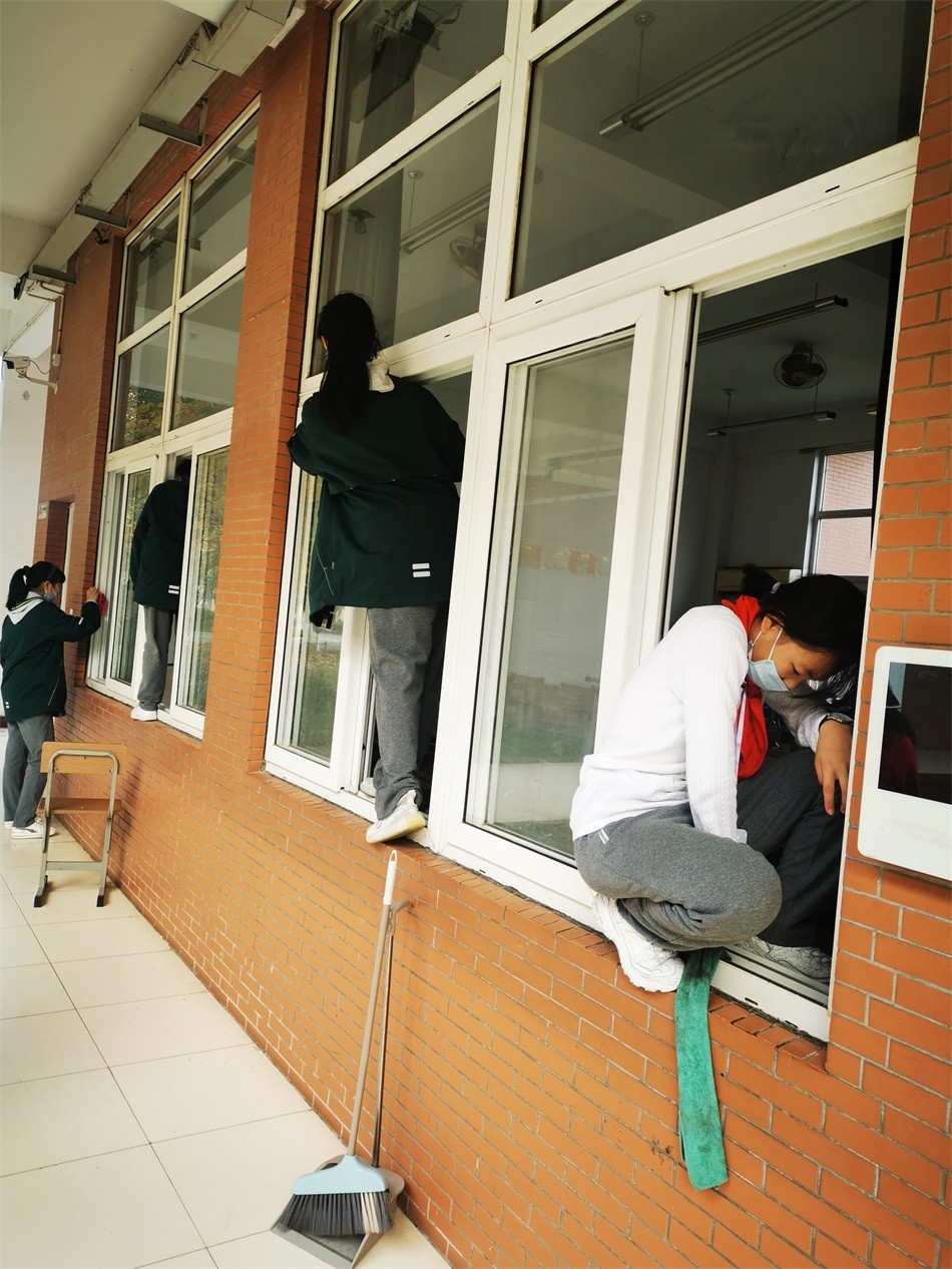 图片3 擦窗.jpg