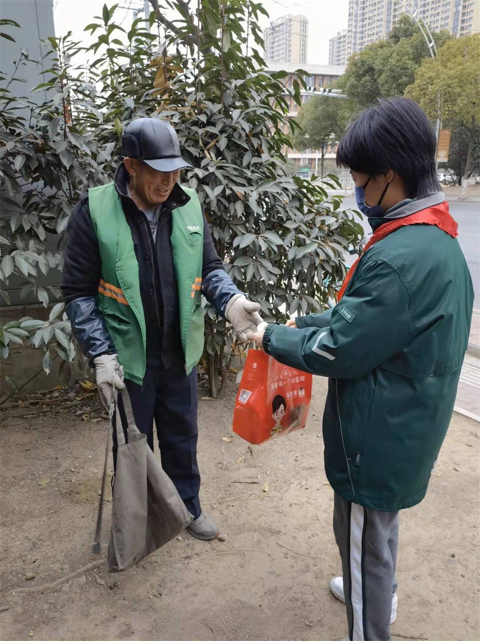 焦子夏同学在向环卫工人赠送新年第一份早餐.jpg