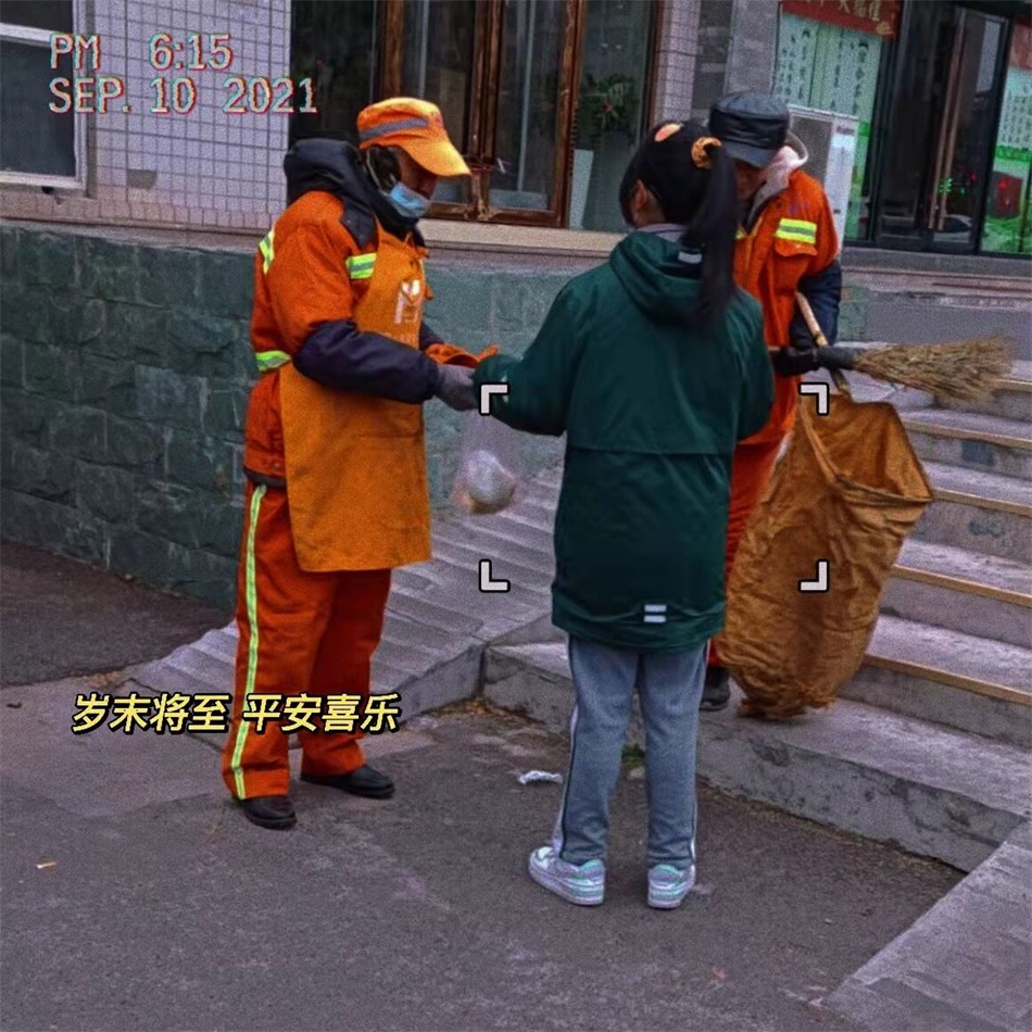 马嫣然同学在向环卫工人赠送新年第一份早餐.jpg