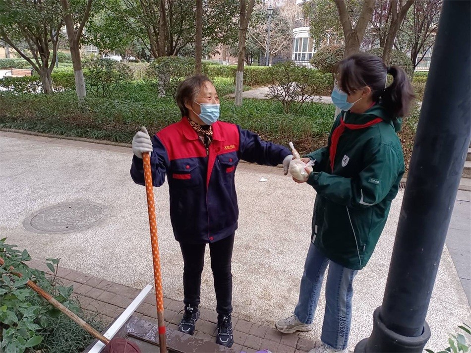 史书晴同学在向环卫工人赠送新年第一份早餐.jpg