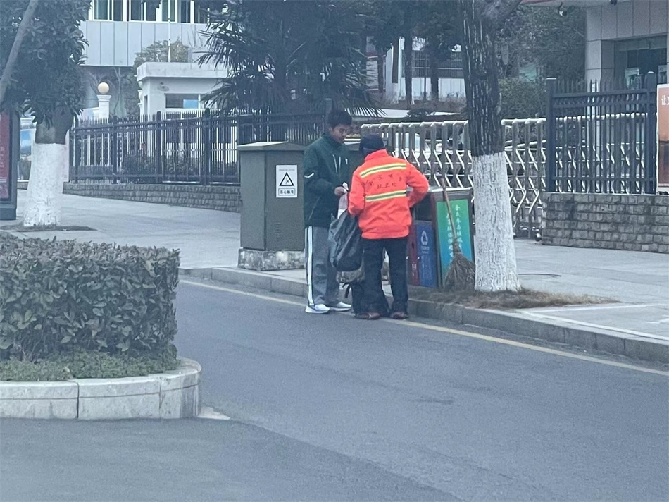 汤宇翔同学在向环卫工人赠送新年第一份早餐.jpg