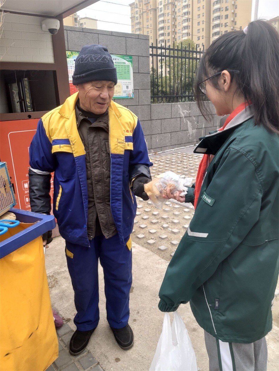徐子珊同学在向环卫工人赠送新年第一份早餐.jpg