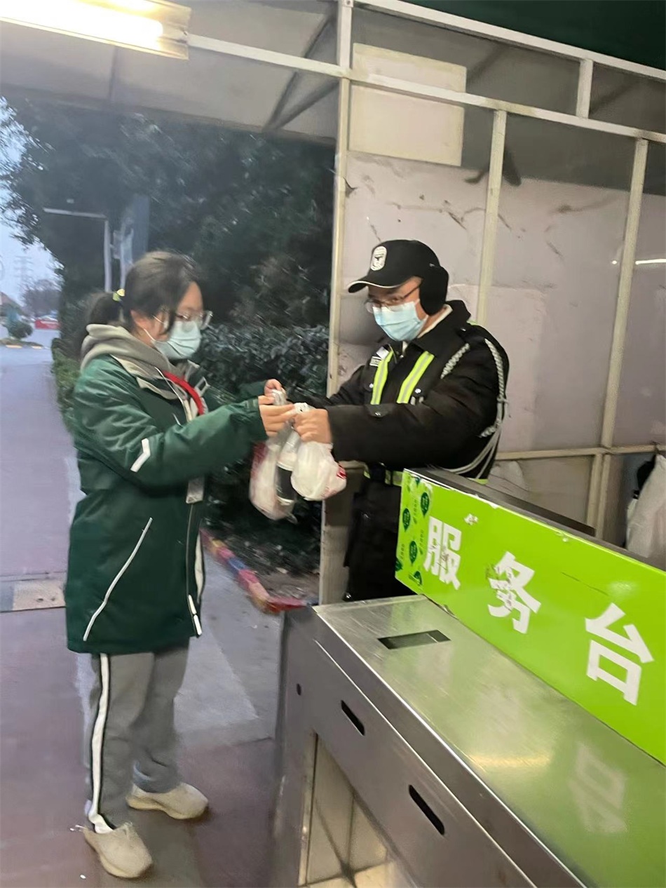 许嘉妮同学向辛勤工作在第一线的保安叔叔们送去新年的第一份早餐.jpg