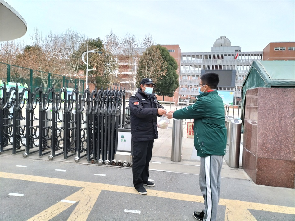 杨博天同学在向保安叔叔赠送新年第一份早餐.jpg