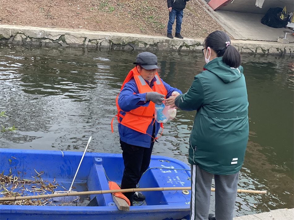 业子言同学在向环卫工人赠送新年第一份早餐.jpg