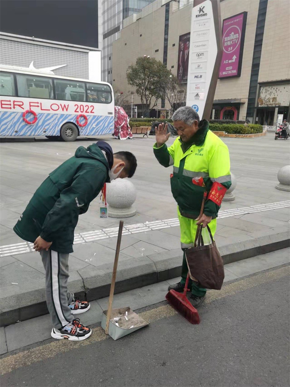 张正昡同学在向环卫工人赠送新年第一份早餐.jpg