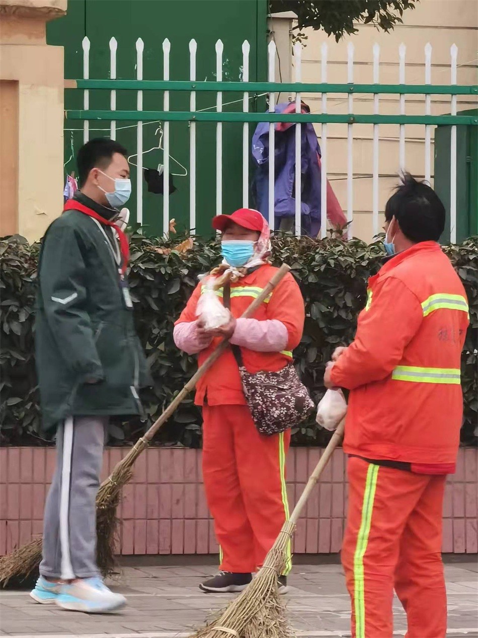 朱彦丞同学在向环卫工人赠送新年第一份早餐.jpg