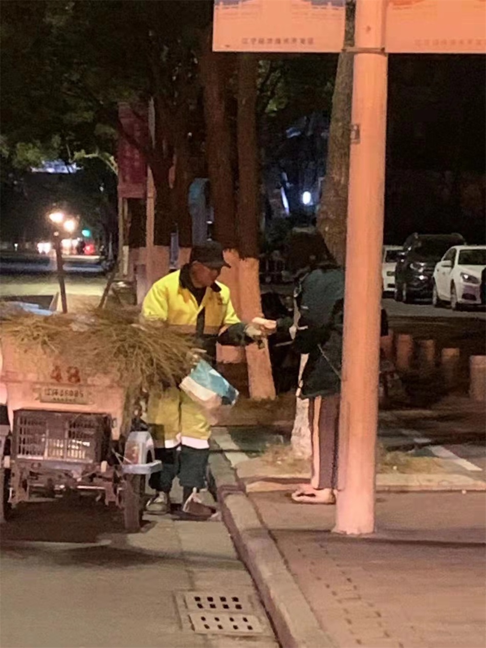 朱雨涵同学在向城市保洁大爷赠送新年第一份早餐.jpg