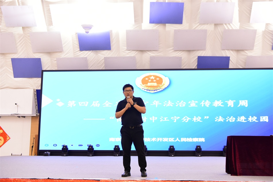 3.初一年级主任陈卓老师主持本次活动.JPG