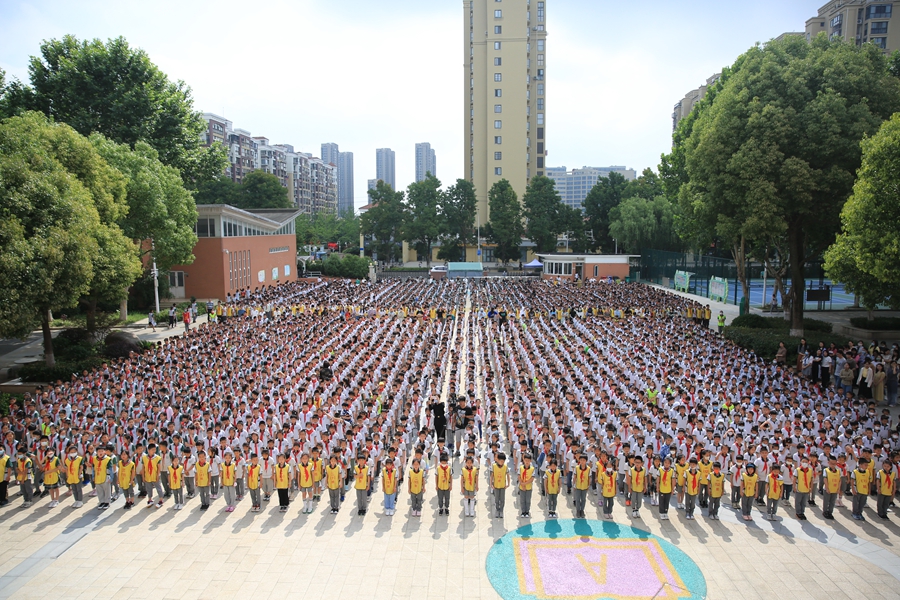 1 小学部全体师生齐聚升旗广场，各班列队整齐、朝气蓬勃。.JPG