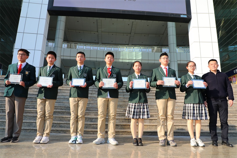 1677544607111783.jpg 12年度学生提名奖(初二组)颁奖嘉宾:南师附中江宁分校校长助理纪湘元.JPG