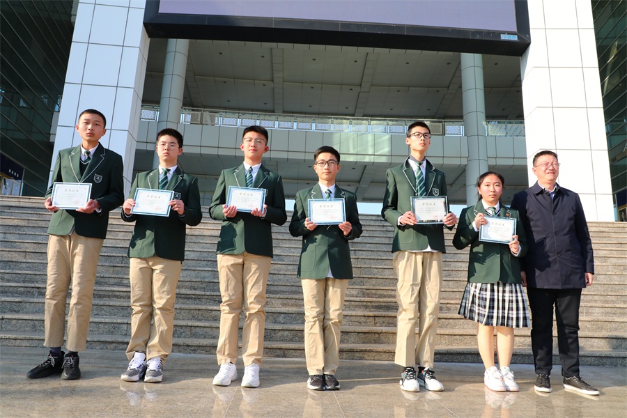 1677544620617453.jpg 13年度学生提名奖(初三组)颁奖嘉宾:南师附中江宁分校副校长石爱平.JPG